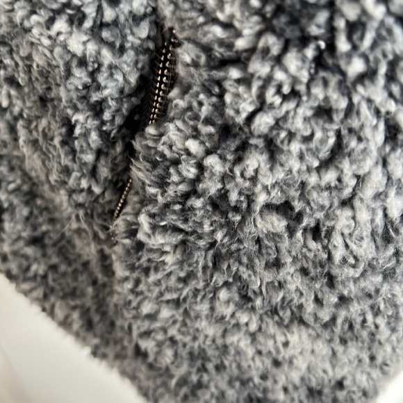 Fuzzy vest size M - Picture 3 of 6